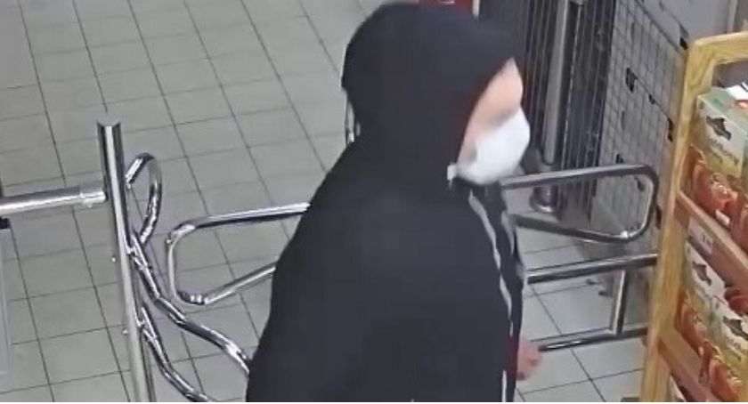 Złodziej ukradł ze sklepu patelnię i sztućce. Rozpoznajesz go? [FOTO]