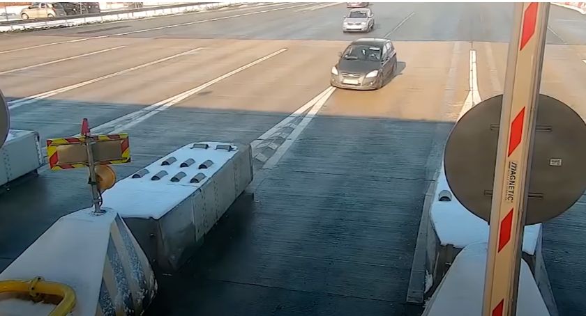 Koszmarny wypadek na autostradzie A1. Samochód rozbił się na bramkach [WIDEO]