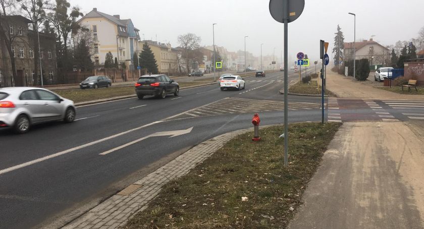 Rowerzysta zginął na pasach w Toruniu. Oskarżony Jakub C. nie przyznaje się do winy