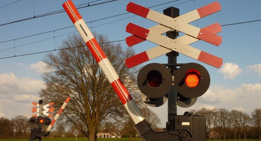 Kierowca TIR-a uszkodził sieć trakcyjną. Duże problemy pasażerów