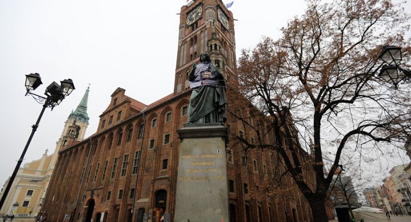 Kontrowersyjny pomysł urzędników. Ubrali Kopernika w koszulkę reklamową