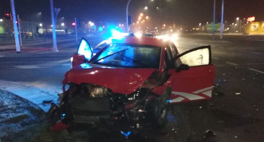 Groźny wypadek w Toruniu. Kierowca przejechał na czerwonym świetle?!