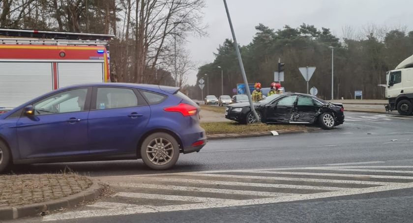 Wypadek w Toruniu. Kierowca uderzył w ciężarówkę i wjechał w słup [FOTO]