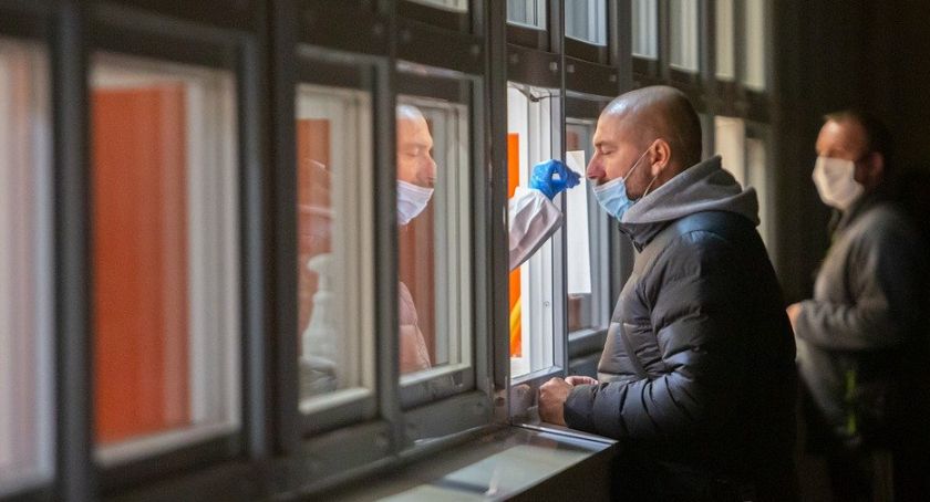 Trzecia fala nie zwalnia. W Toruniu znowu dużo zakażeń