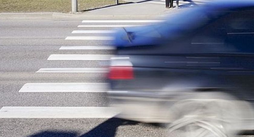 Potrącenie na pasach w Toruniu. Policja poszukuje mężczyzny, który pomógł poszkodowanej