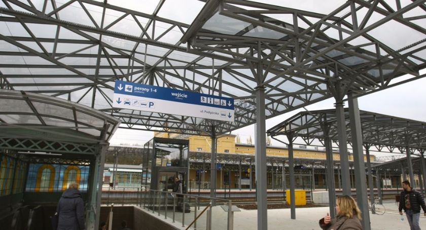 Podejrzany mężczyzna krąży po Dworcu Głównym w Toruniu. Udaje obcokrajowca