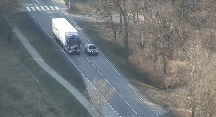Oryginalna akcja policjantów. Złapali piratów drogowych na „drodze śmierci” [WIDEO]