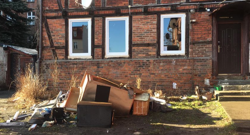 75-letni pan Jan stracił w pożarze swój dobytek. Miasto nie przyzna mu nowego mieszkania