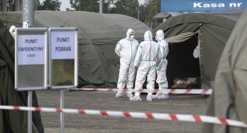 Mimo poniedziałku bardzo dużo nowych zakażeń. Ekspert apeluje o pozostanie w domu