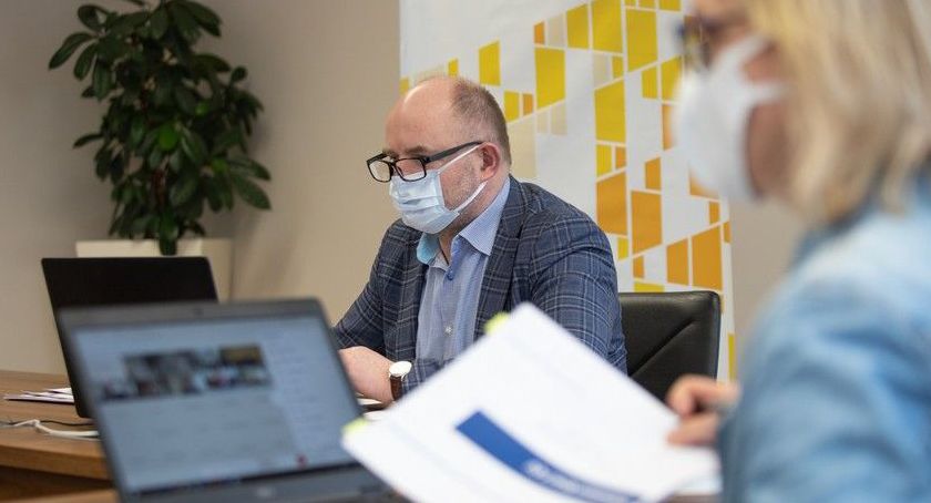 Marszałek Piotr Całbecki przebył zakażenie koronawirusem i oddał osocze