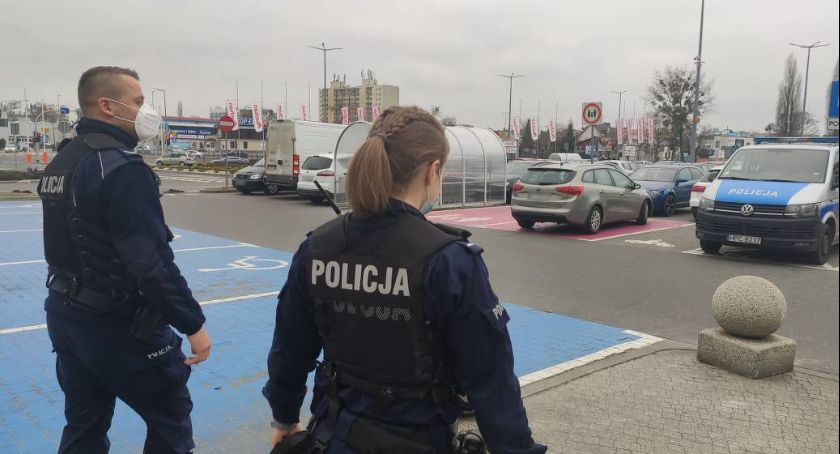 Znowu wysyp zakażeń w poniedziałek. Rząd wprowadzi godzinę policyjną?