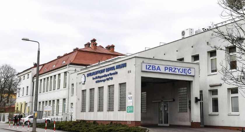 Wtargnęli do szpitala w Toruniu bez maseczek. Premier Morawiecki zabrał głos