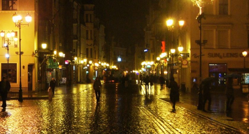 Kompletnie pijana kobieta za kółkiem. Na Starówce nie istniały dla niej znaki