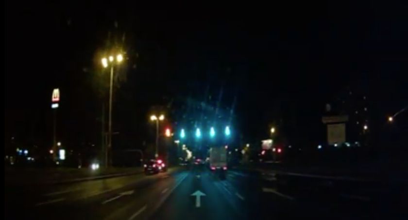 Zderzenie trzech aut. Kierowca pomylił zieloną strzałkę z zielonym światłem [WIDEO]