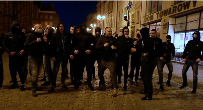 W Toruniu odbędą się brutalne walki kibiców na gołe pięści
