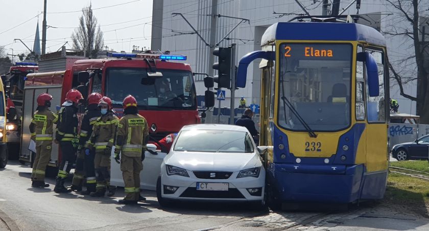 Samochód wjechał pod tramwaj. Na miejscu wszyskie służby ratunkowe