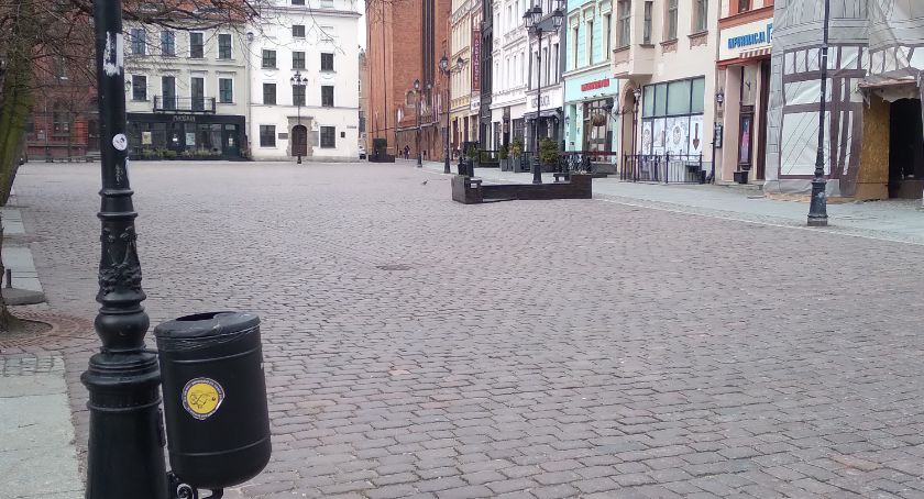 Mniej zakażeń w poniedziałek. Rząd chce poluzować obostrzenia