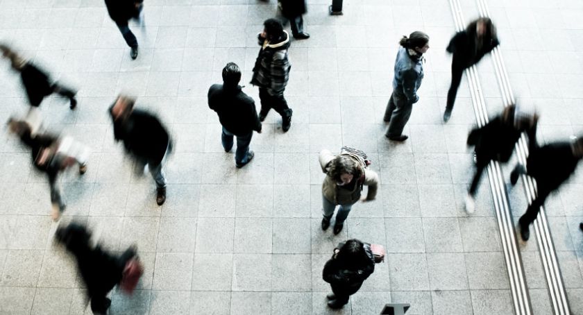Koronawirus nie odpuszcza, ale rząd będzie luzować obostrzenia