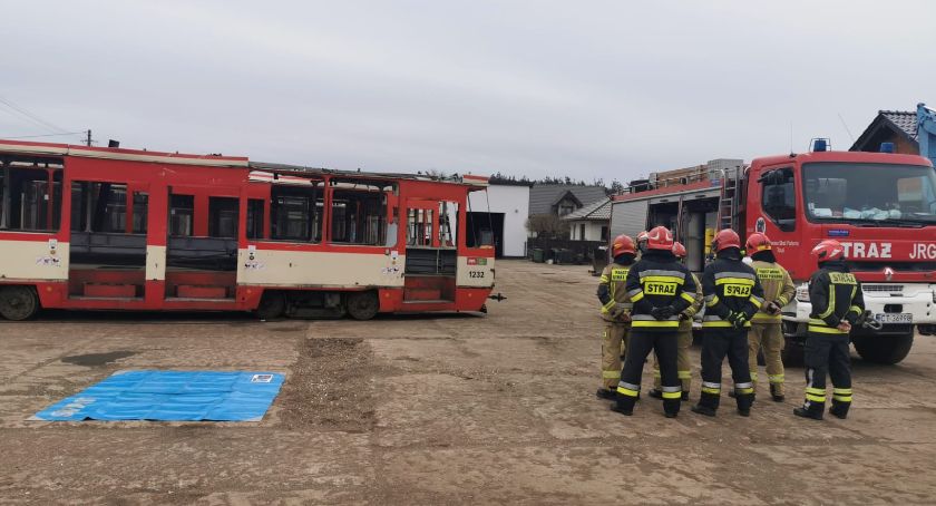 Stare tramwaje pod Toruniem. Pojazdy wykorzystali strażacy [FOTO]