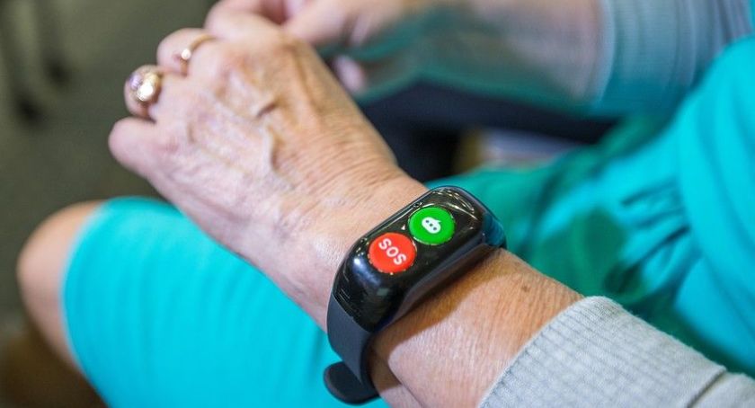 Trzy tysiące bransoletek ratujących życie trafi do seniorów 