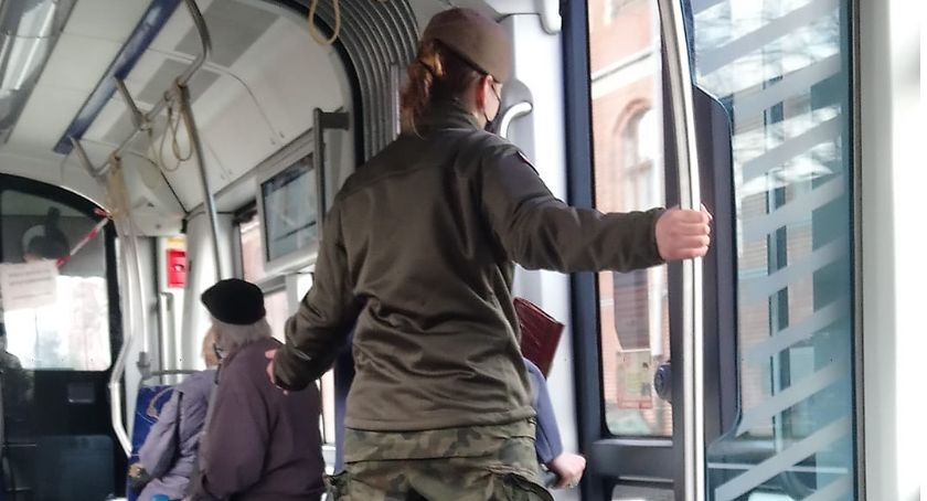 (Nie)zwykły gest mundurowej w toruńskim tramwaju