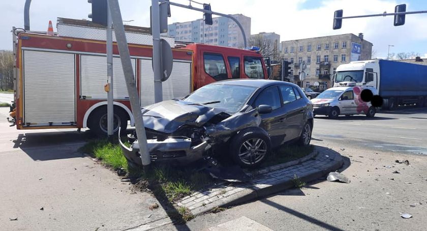 Kraksa na skrzyżowaniu w Toruniu. Auto uderzyło w sygnalizację świetlną