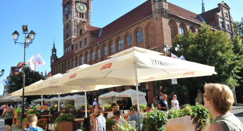 Znowu mniej zakażeń. Luzowanie obostrzeń jeszcze przed majówką?