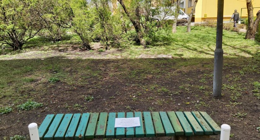 Osiedlowa ławeczka z zakazem. Sprawa poruszyła mieszkańców Rubinkowa