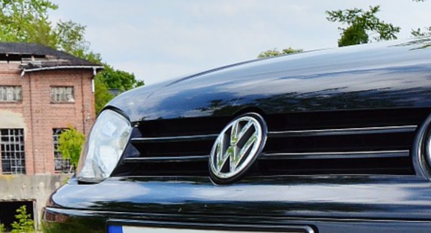 Policja poszukuje czarnego Volkswagena Golfa