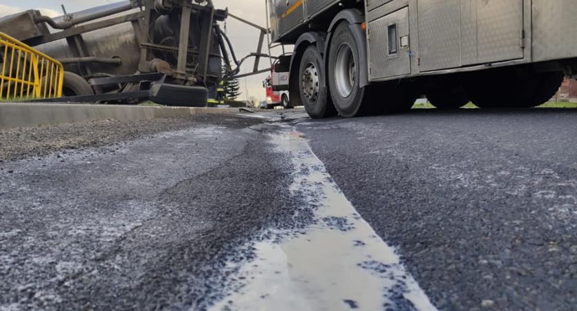Wypadek pod Toruniem. Na drogę rozlało się mleko [FOTO]