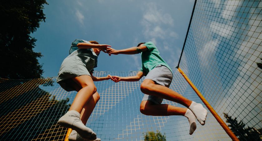 Trampolinę dopasuj do wielkości ogrodu