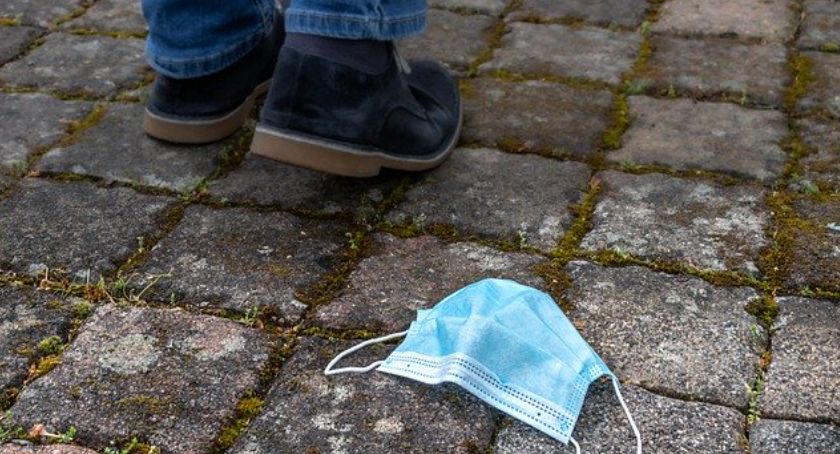 Poszukiwany 28-latek z Torunia zatrzymany. Wpadł przez brak maseczki