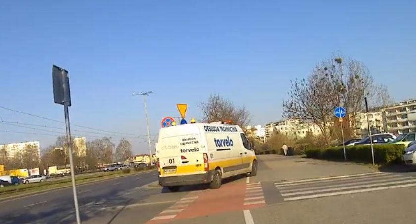 Serwis Torvelo pędzi slalomem pomiędzy pieszymi i rowerzystami [WIDEO]