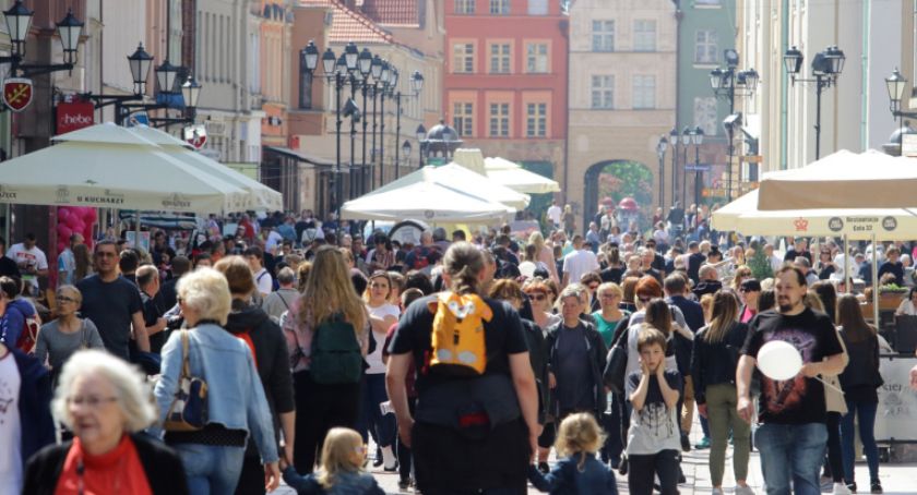 Rząd chce przyspieszyć luzowanie obostrzeń. Jest jeden warunek