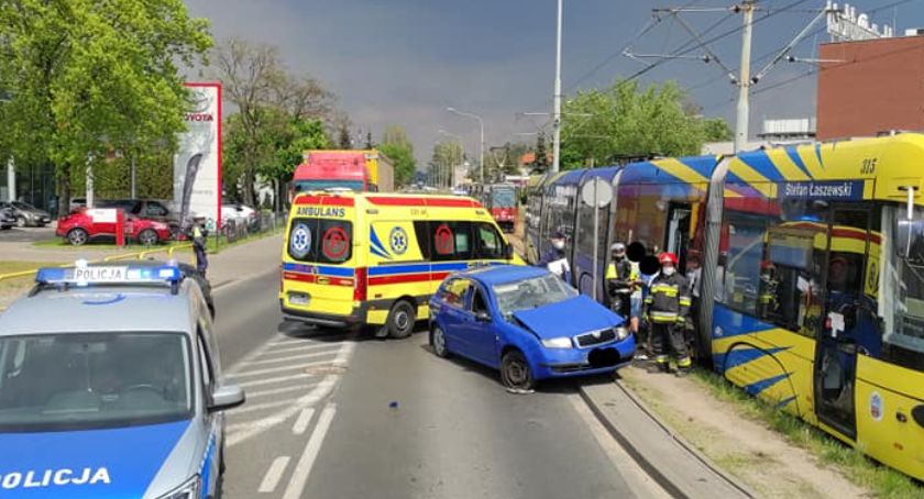 Groźny wypadek w Toruniu. Osobówka uderzyła w tramwaj [FOTO]