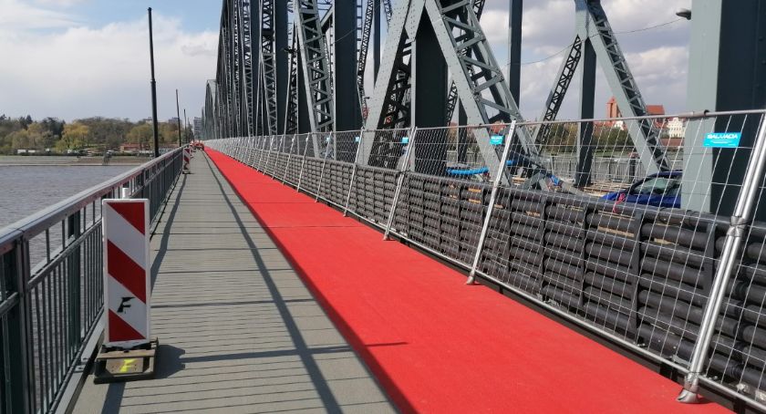 MZD tłumaczy się z dziurawego ciągu pieszo-rowerowego na moście