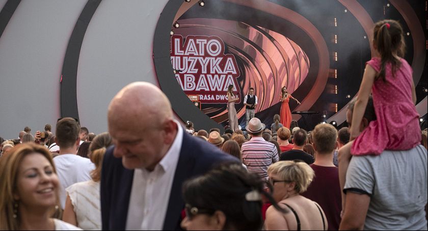 Rząd luzuje kolejne obostrzenia. Wracają między innymi koncerty