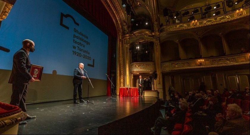 Medal Unitas Durat na stulecie teatru polskiego w Toruniu
