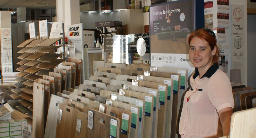 Agnieszka Zawadzka - kobieta, która od lat prowadzi salon z drzwiami i podłogami w Toruniu