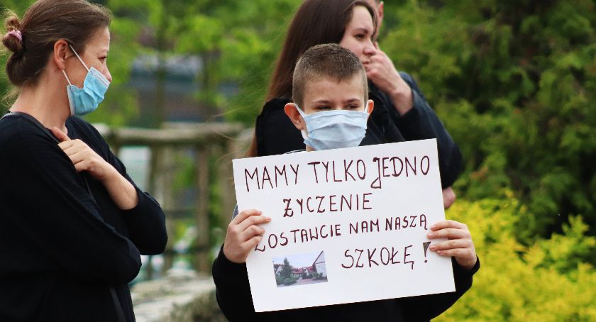 Uczniowie protestują przeciwko zamknięciu podtoruńskiej szkoły