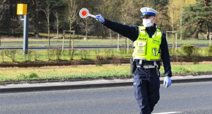 Kierowca bez prawka zatrzymany do kontroli. Chciał przekupić policjantów