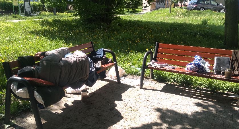 Plac zabaw służy jako „dom dla ludzi bezdomnych”. Urzędnicy interweniują