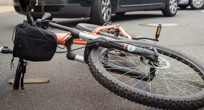 Wypadek na rondzie w Toruniu. 48-letnia rowerzystka zmarła w szpitalu