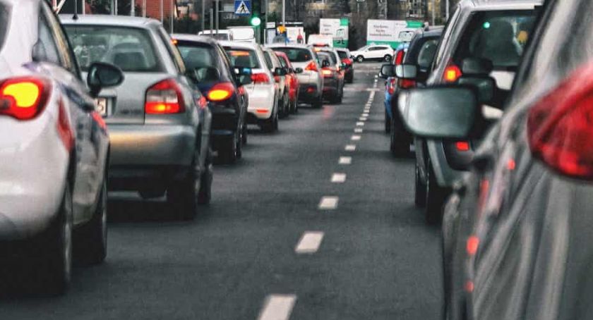 Męczący poranek dla kierowców. TIR zablokował przejazd