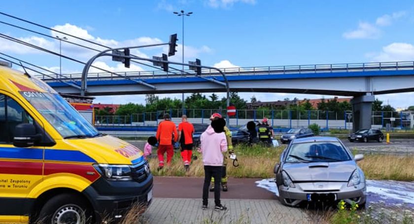 Wypadek przy moście w Toruniu. Kierowca zbagatelizował czerwone światło