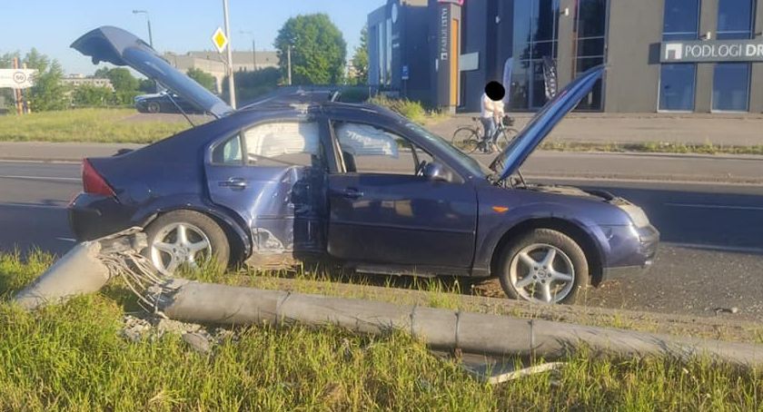 Wypadek w Toruniu. Nastolatek złamał słup oświetleniowy [FOTO]