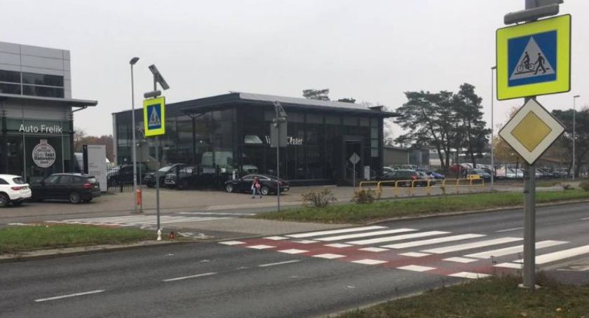 Nietypowy wypadek w Toruniu. Rowerzysta wjechał w… niewidoczną taśmę
