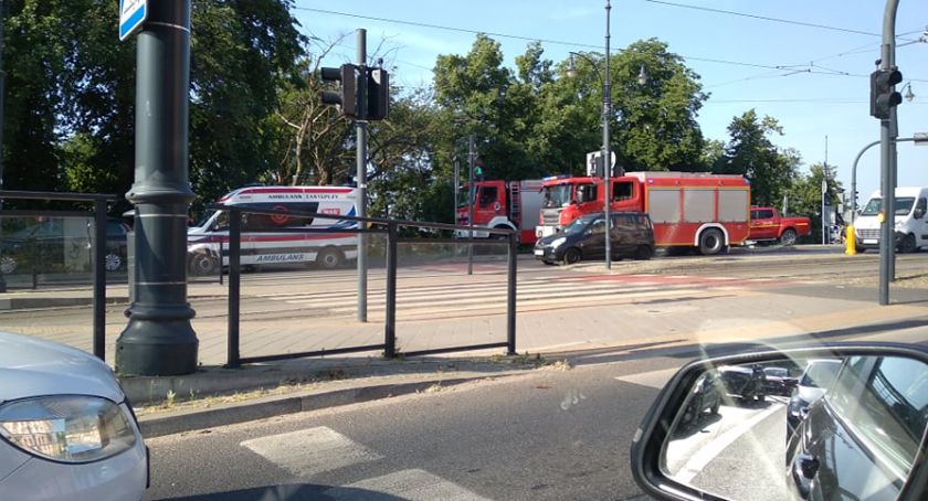 Groźny wypadek w Toruniu. Samochód spadł ze skarpy