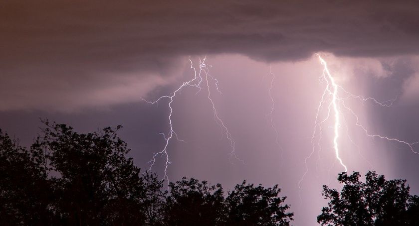 Nadchodzi burza aktywna elektrycznie. Synoptycy aktualizują prognozę pogody