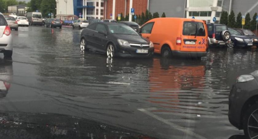 Pogodowy armagedon w Toruniu. Woda zalała ulice i parking podziemny centrum handlowego